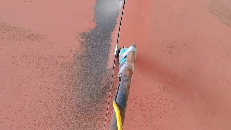 网球场裂缝开槽 - frame at 0m3s